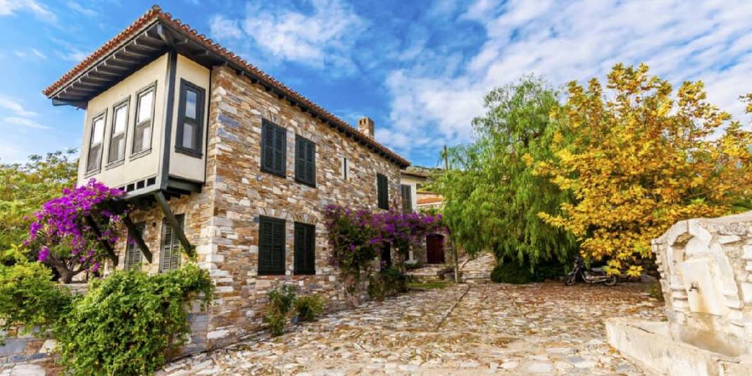 Burada zaman çok yavaş akıyor! Taş konakları, Rum mimarisi büyülüyor: Denize çıkan sokakları başka bir dünyaya götürüyor 1